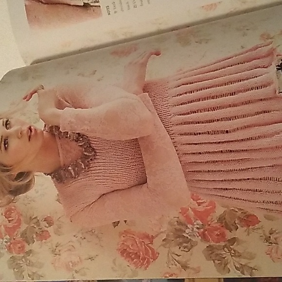 VOGUE Knitting Book 50 Simple Stylish Designs - Picture 7 of 9